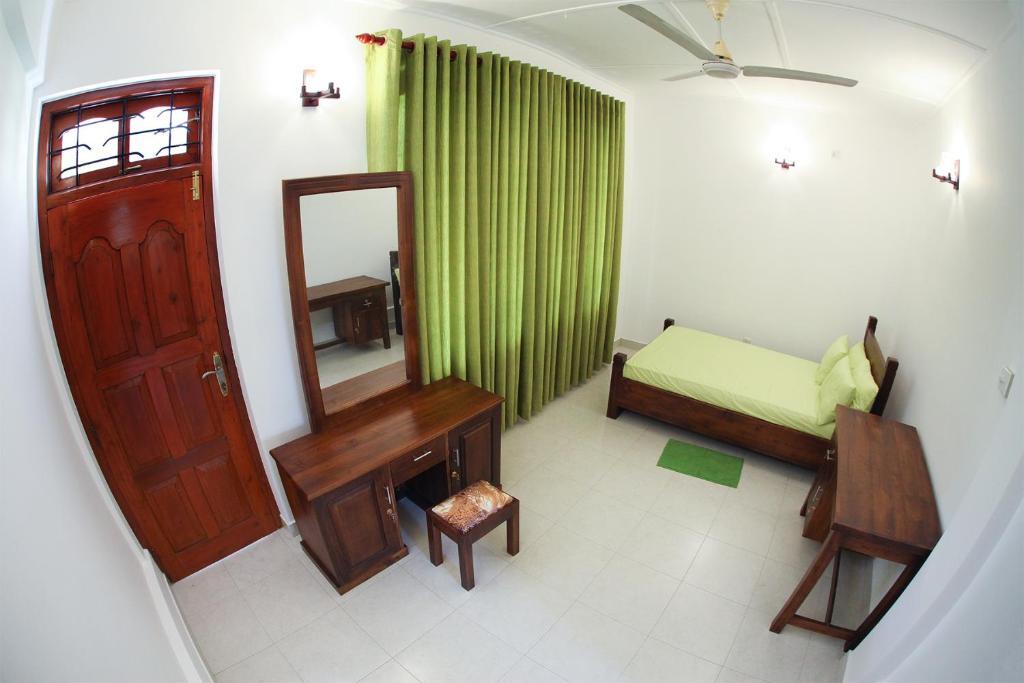 Канди: 12 B Lewella Road, Kandy.