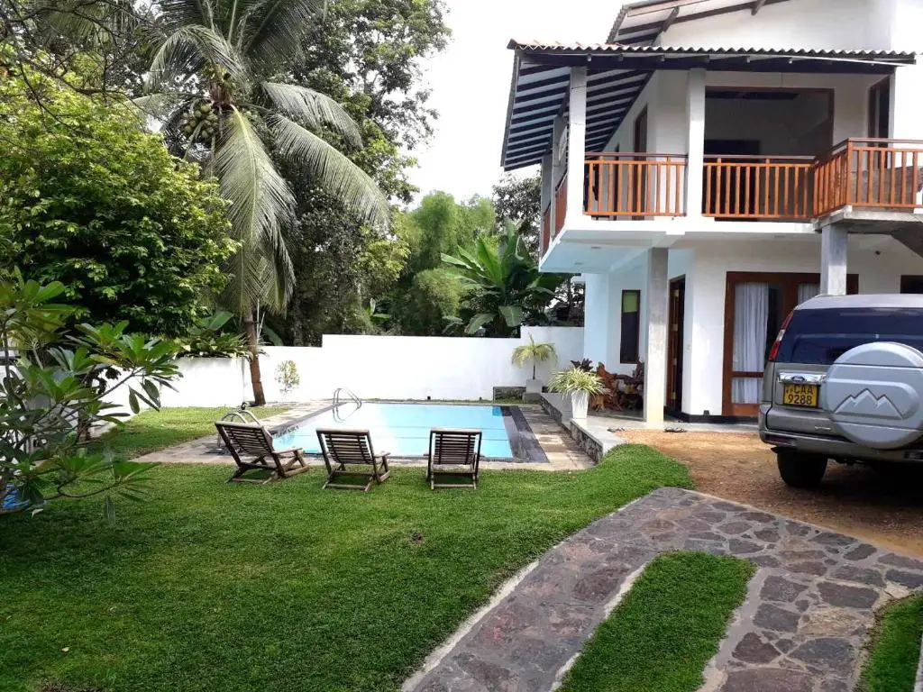 Хиккадува: blue water family hikkaduwa