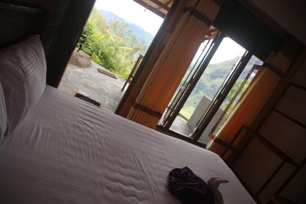 Элла: Mountain Range Cottage