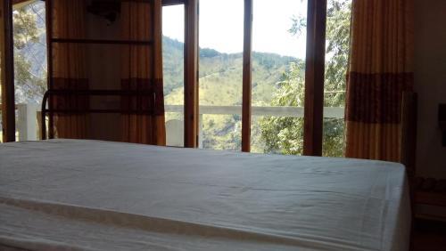Элла: Mountain Range Cottage