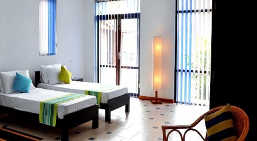 Чилав: C & I Beach Hotel