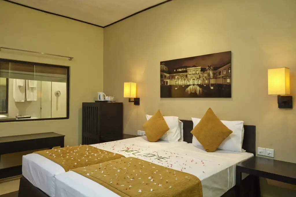 Полоннарува: The Lake Hotel