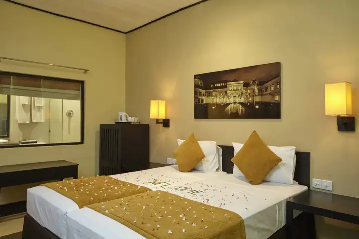 Полоннарува: The Lake Hotel