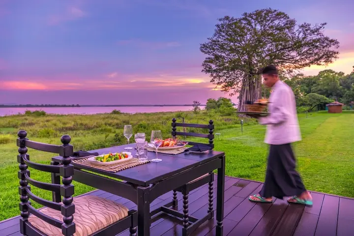 Полоннарува: The Lake Hotel