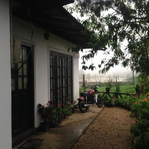 Нувара-Элия: Lake & lake guest house