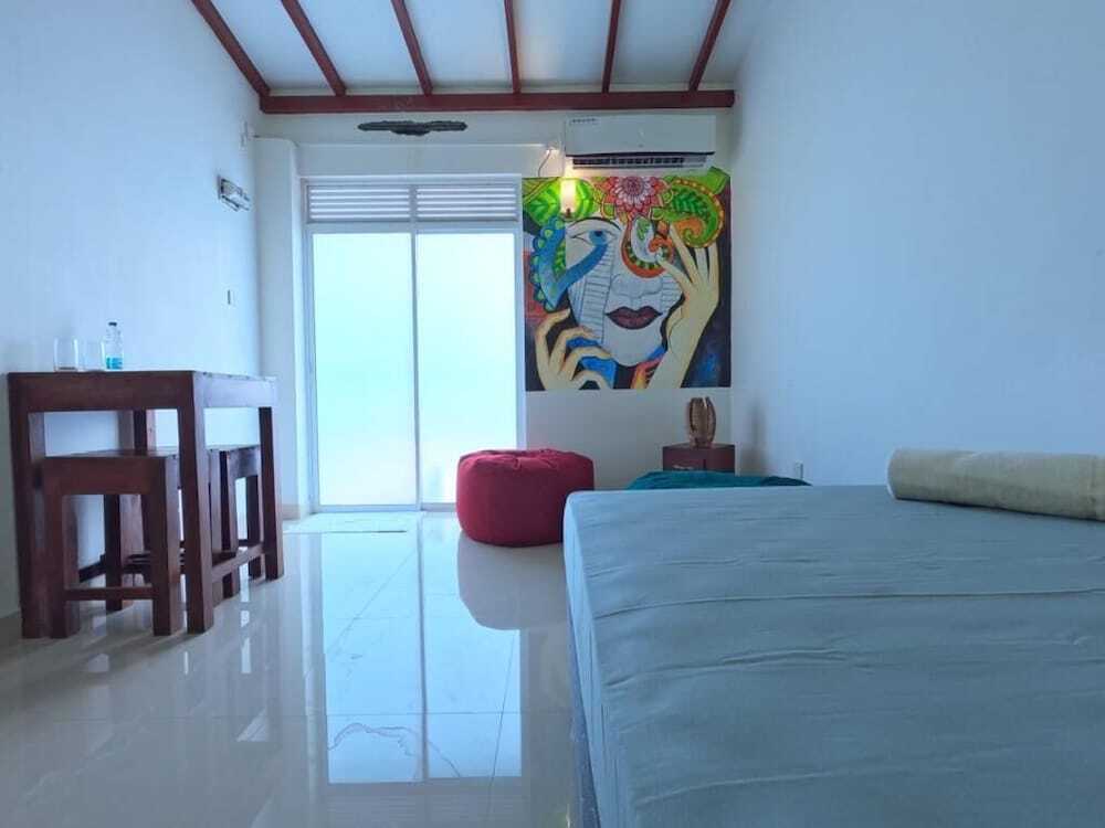 Катунаяке: Unwind Restaurant & Hostel