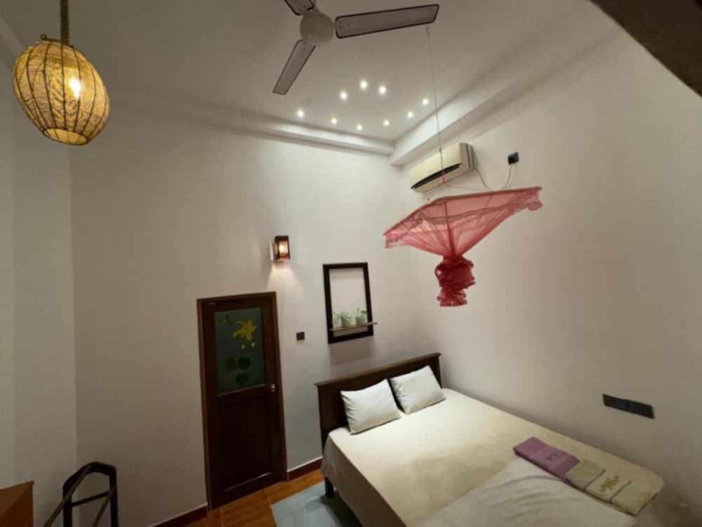 Велигама: Room in Villa - Surf 247 Weligama - Deluxe Double Room With Side Sea View