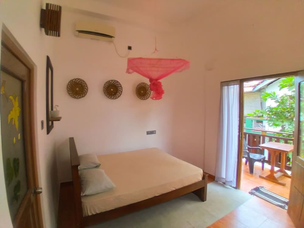 Велигама: Room in Villa - Surf 247 Weligama - Deluxe Double Room With Side Sea View