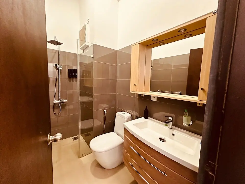 Негомбо: Immaculate 1-bed Apartment in Negombo