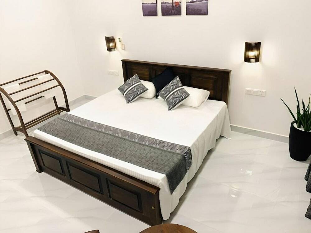 Диквелла: Ibeeza Motel
