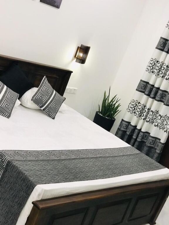 Диквелла: Ibeeza Motel