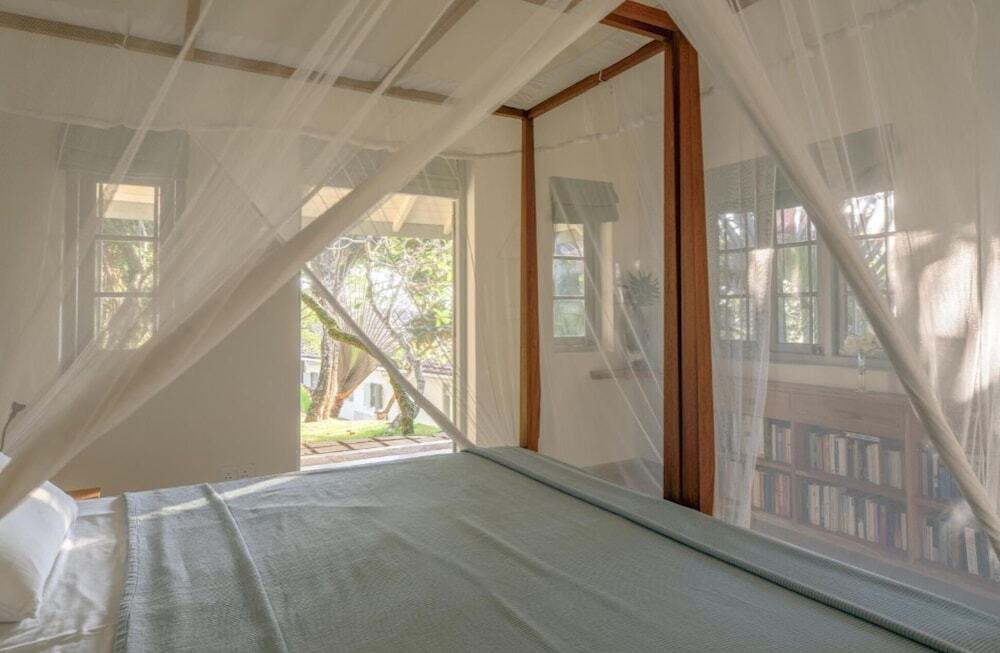 Велигама: Elevated Family Beach Villa Overlooking Surf Break