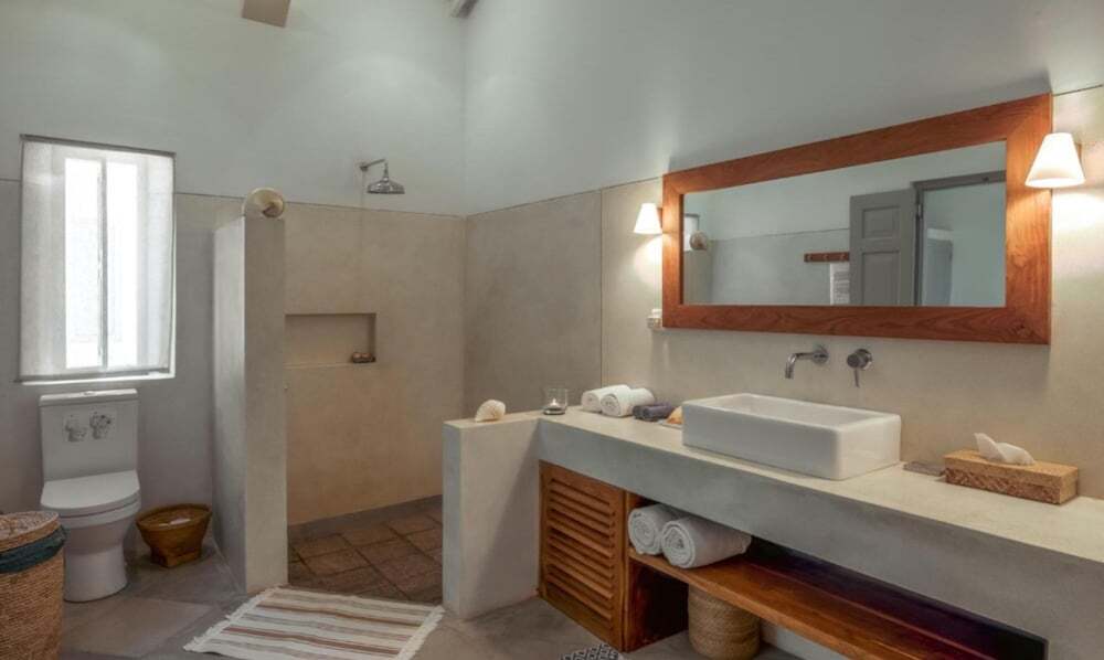 Велигама: Elevated Family Beach Villa Overlooking Surf Break
