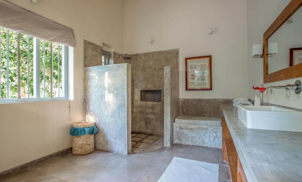 Велигама: Elevated Family Beach Villa Overlooking Surf Break