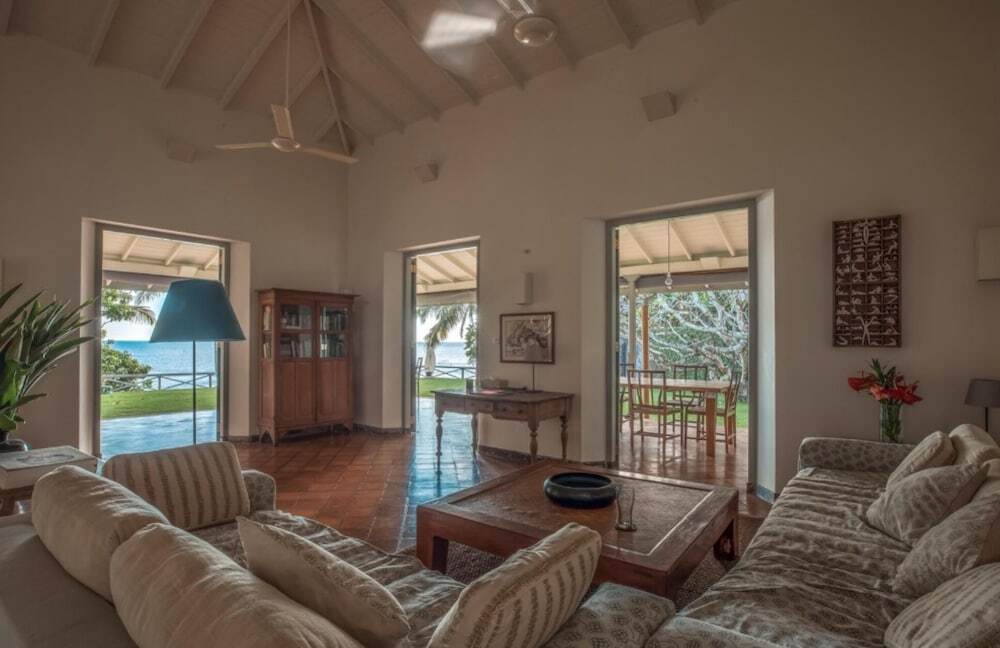 Велигама: Elevated Family Beach Villa Overlooking Surf Break