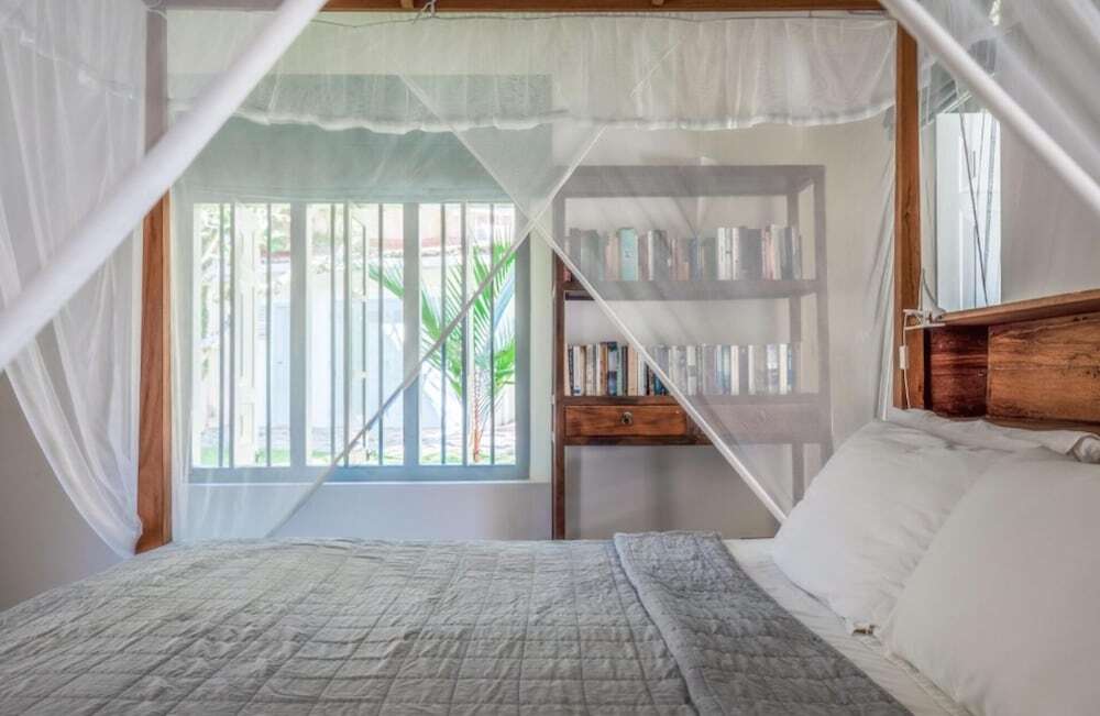 Велигама: Elevated Family Beach Villa Overlooking Surf Break