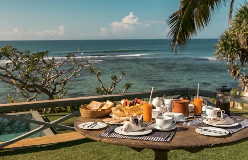 Велигама: Elevated Family Beach Villa Overlooking Surf Break