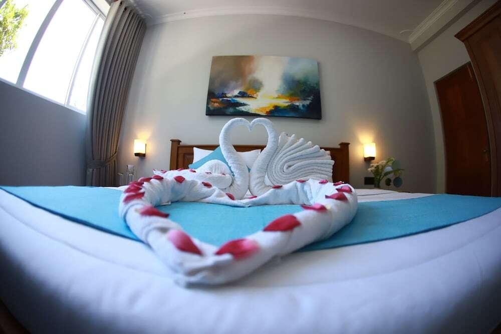 Канди: Golden Shower Inn