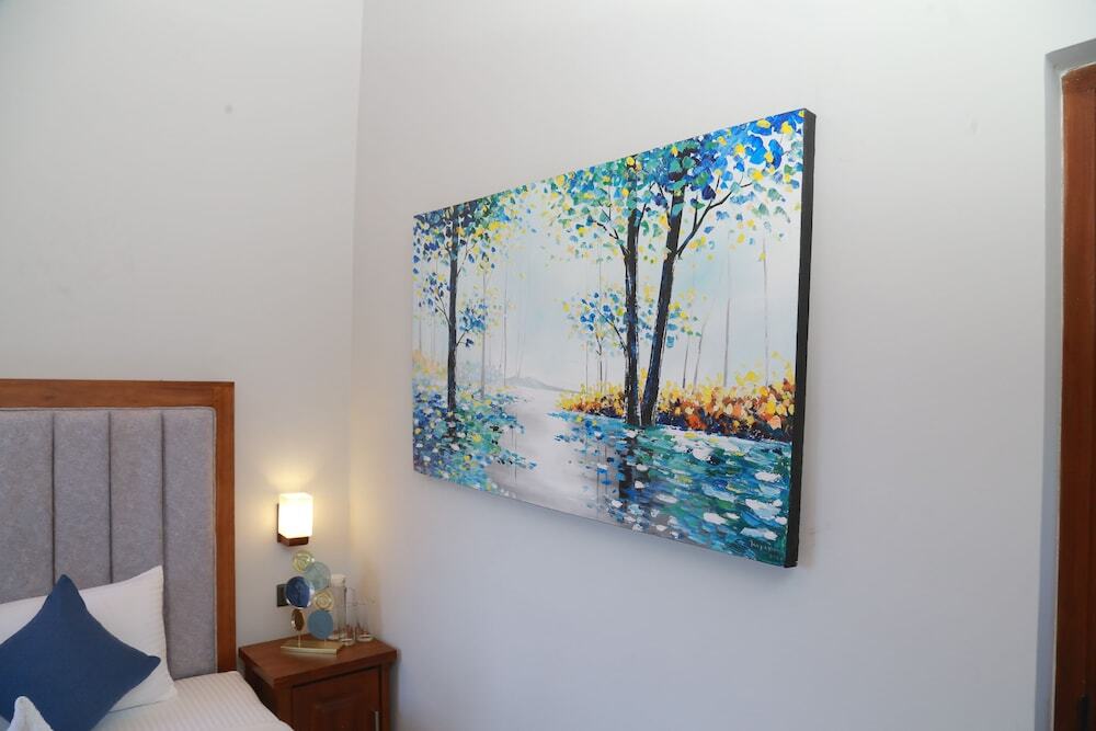 Канди: Golden Shower Inn