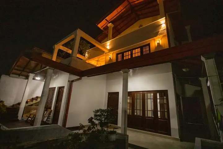 Канди: Golden Shower Inn
