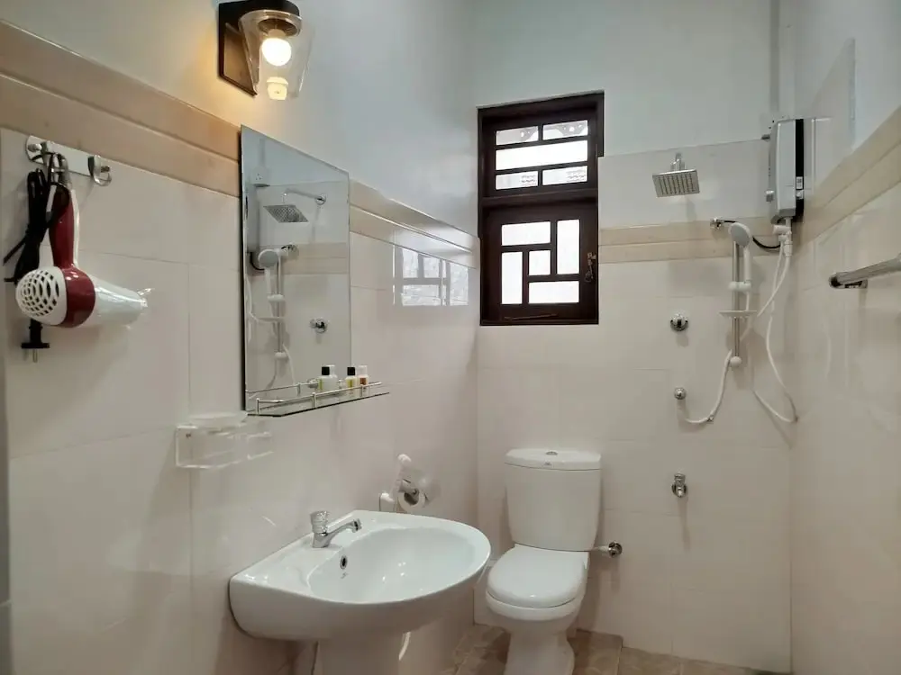 Негомбо: Cosy White Palace