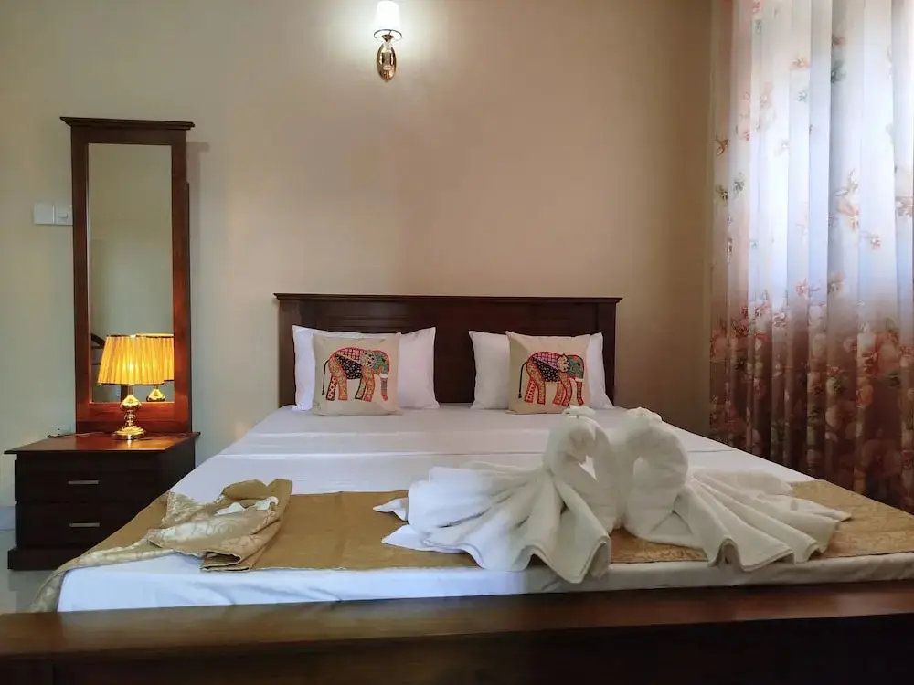 Негомбо: Cosy White Palace