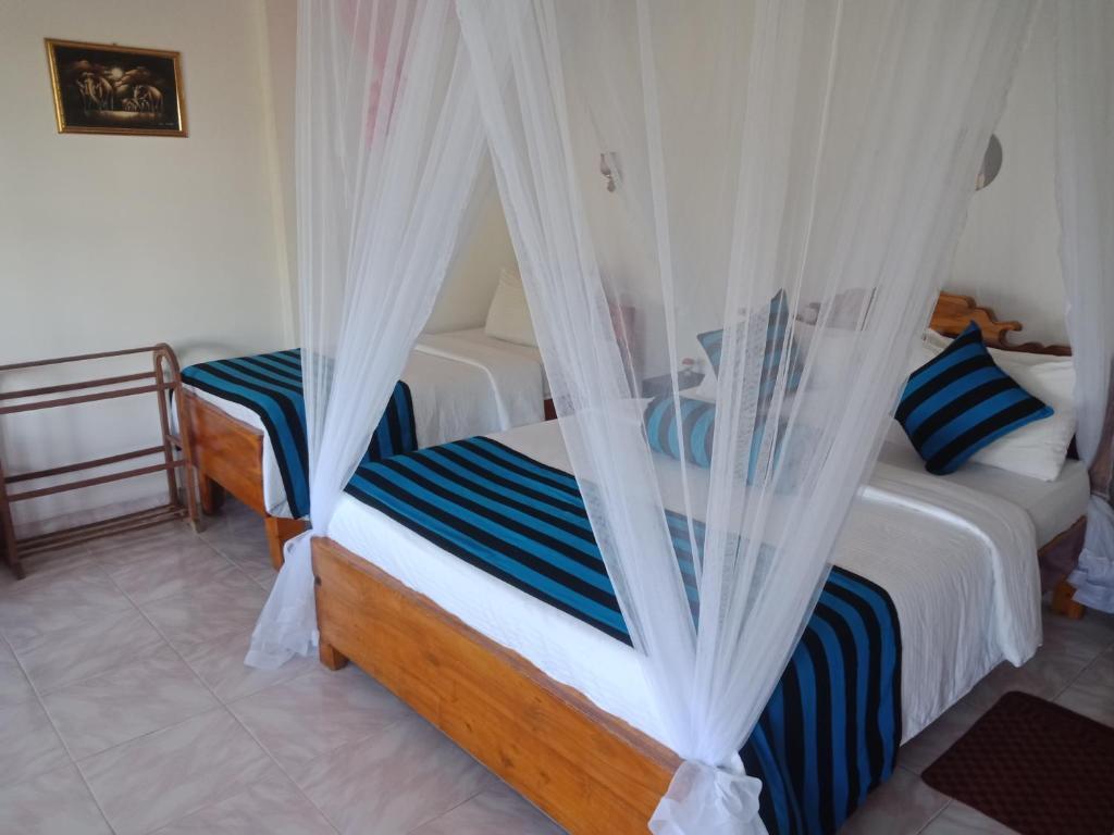Элла: Vantage Hotel