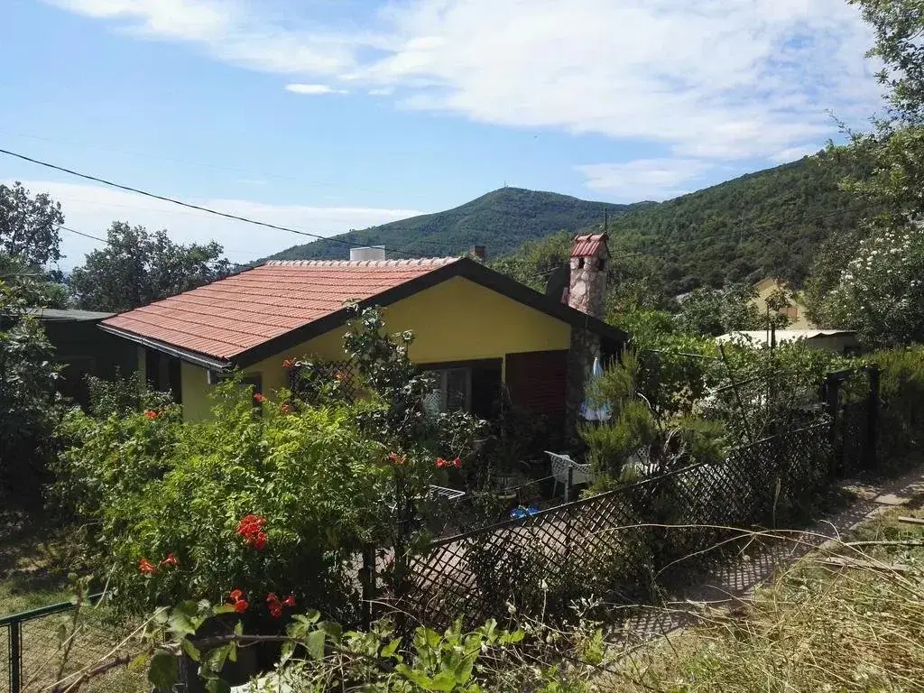 Будва: Yellow House