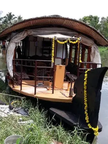 Кумараком: Royal Life Houseboat