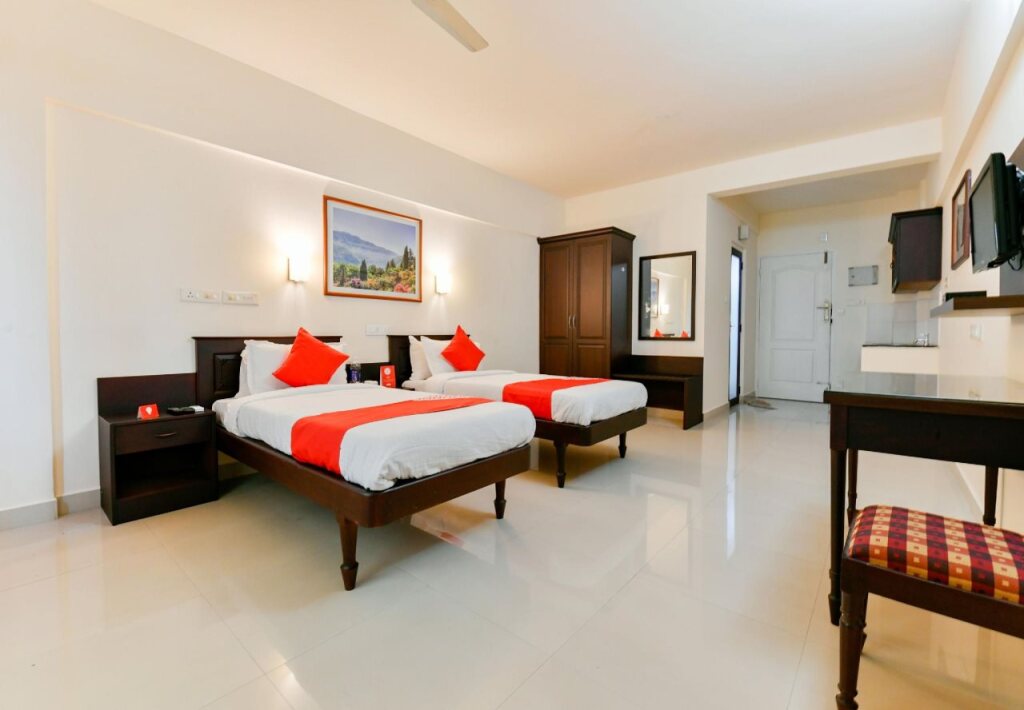 Эрамаллур: Plaza Suites