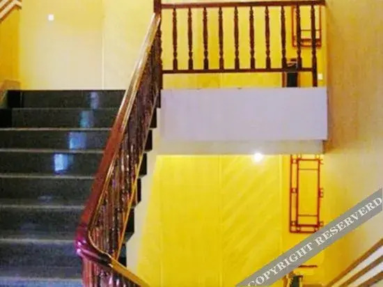 Либо: Colorful Holiday Hotel