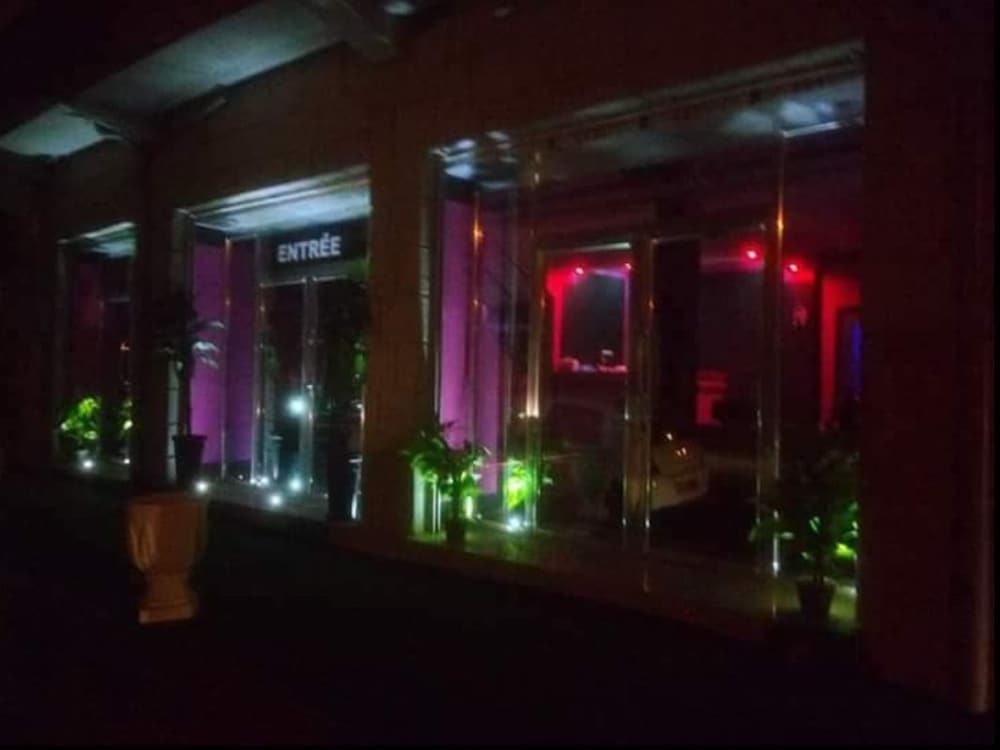 Хаммам Боу Хаджар: Hotel Les Fréres Benouis