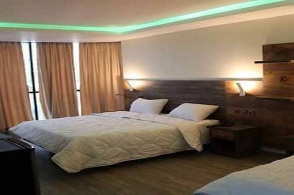 Джиджэль: Hotel Barbarous Royal