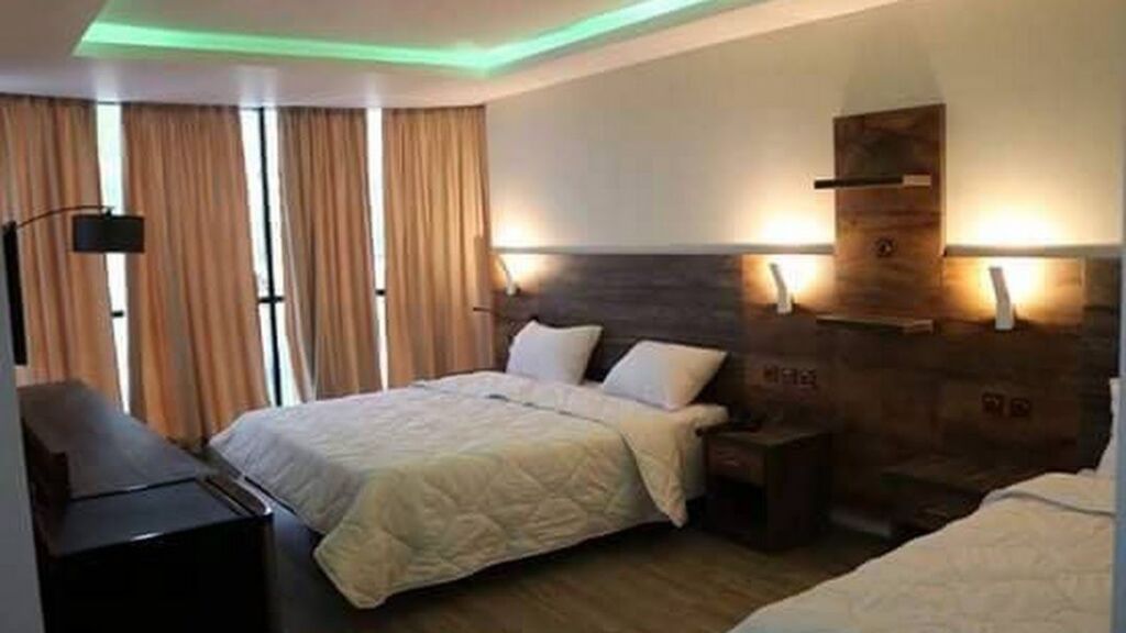 Джиджэль: Hotel Barbarous Royal