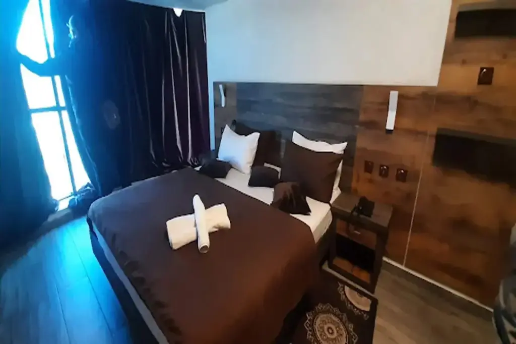 Джиджэль: Hotel Barbarous Royal