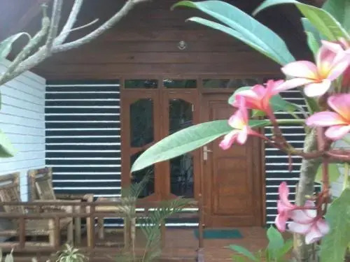 Гили Аир: One World Bungalow