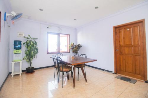 Баньюванги: RedDoorz Near Pantai Boom