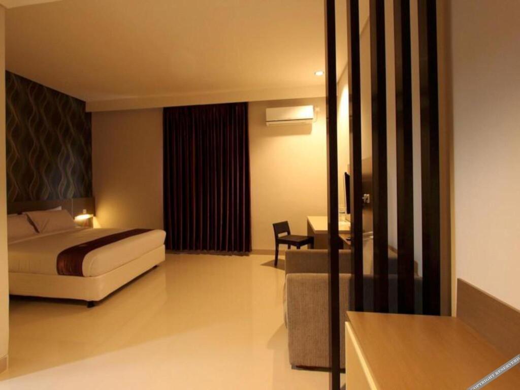 Smile Hotel by RedDoorz — фото 1