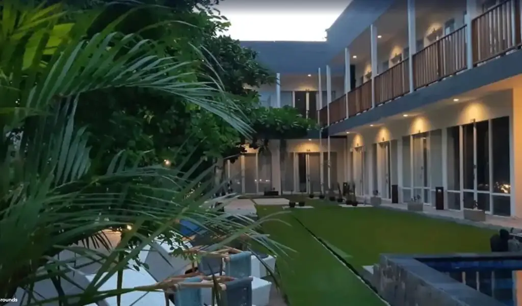 Гили Траванган: Dejavu Hotel