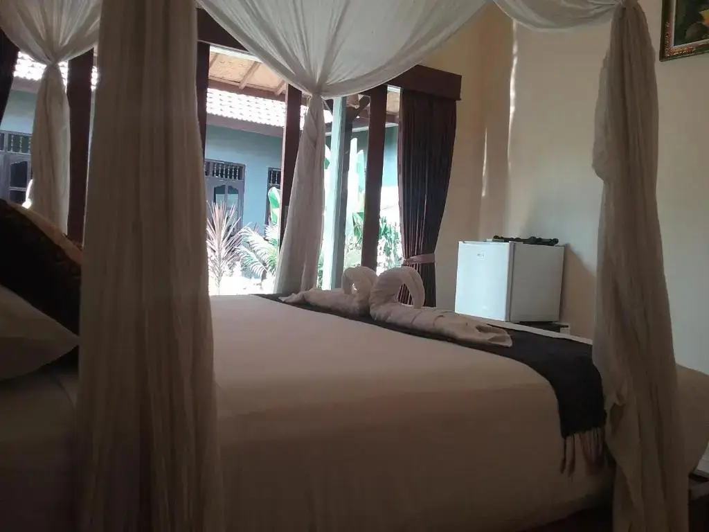 Пемутеран: Pondok Dhevika and Warung