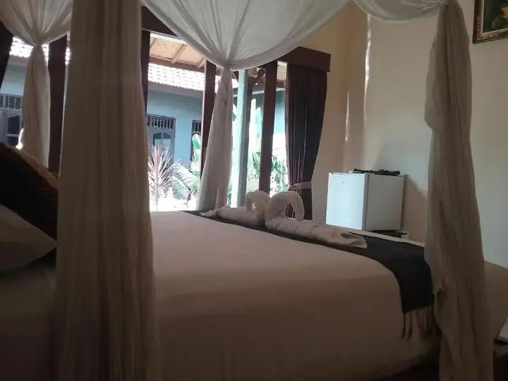 Пемутеран: Pondok Dhevika and Warung