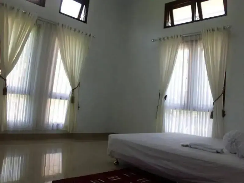 Депок: Villa Tropis