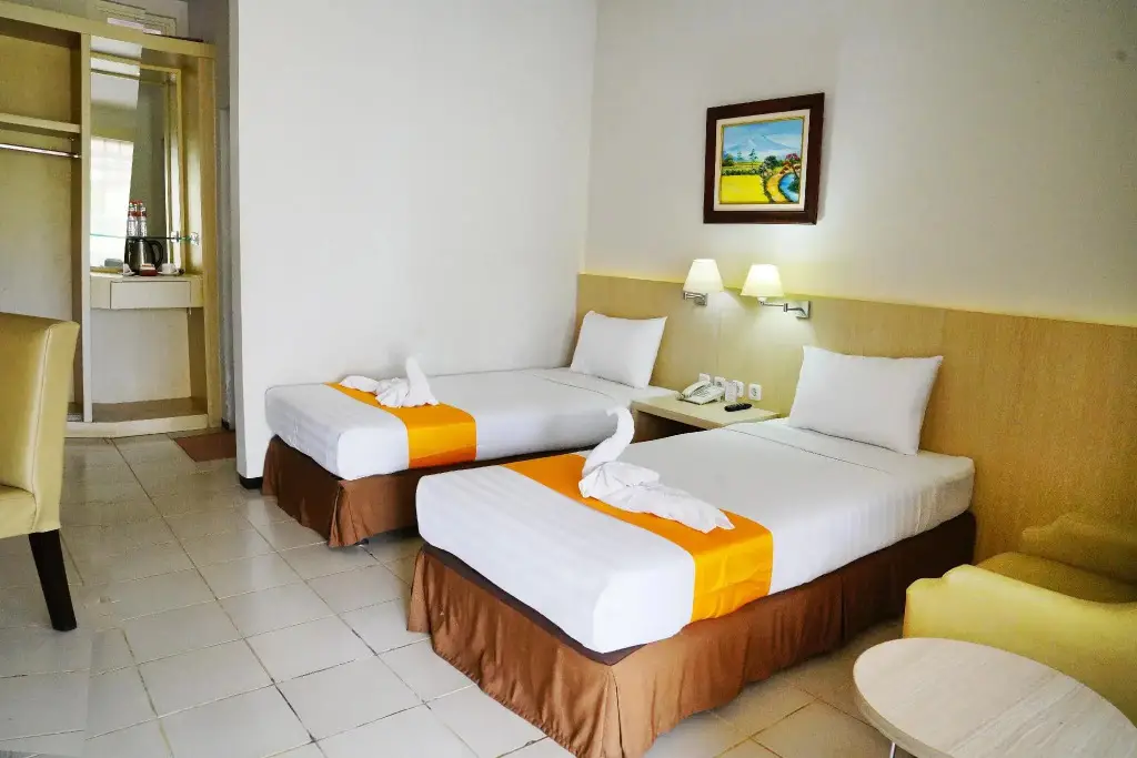 Бату: Hotel Metropole