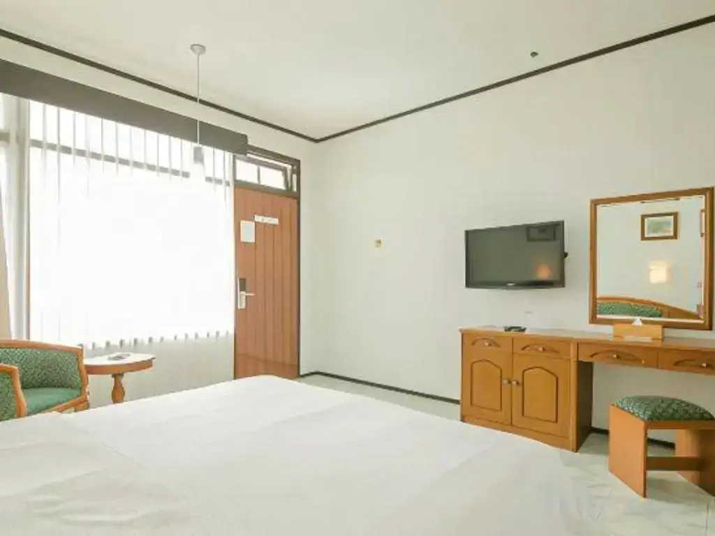 Бату: Hotel Metropole