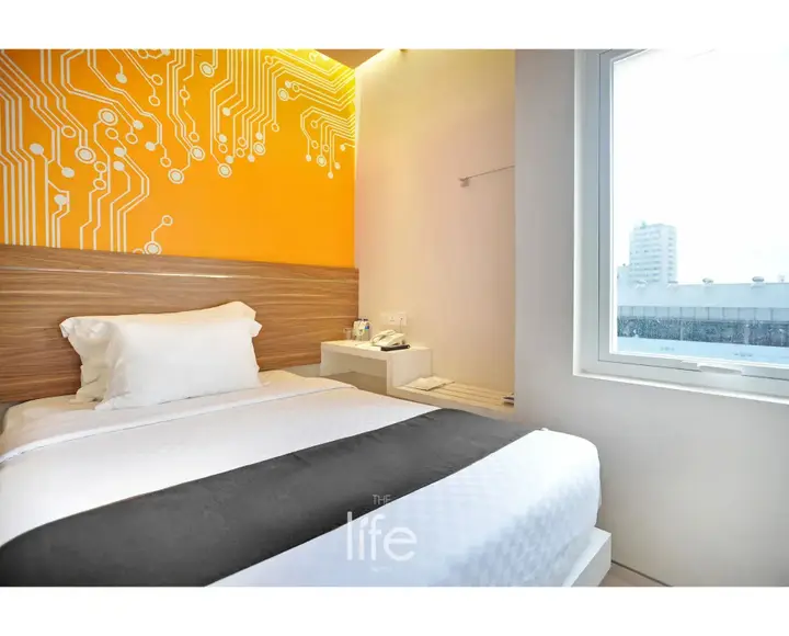 Сурабая: The Life Hotels
