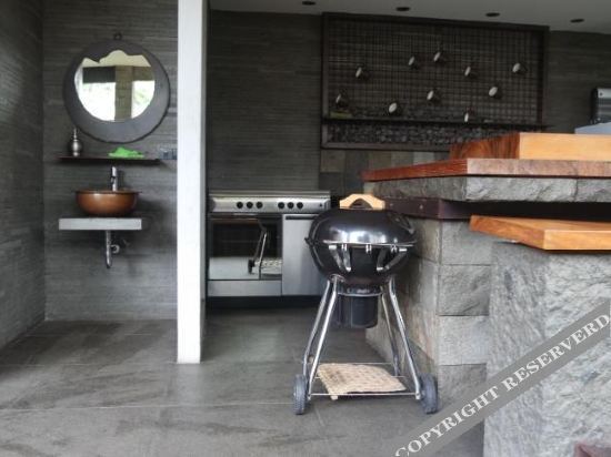 Паромпонг: The Beautiful and Unique Omega Villa