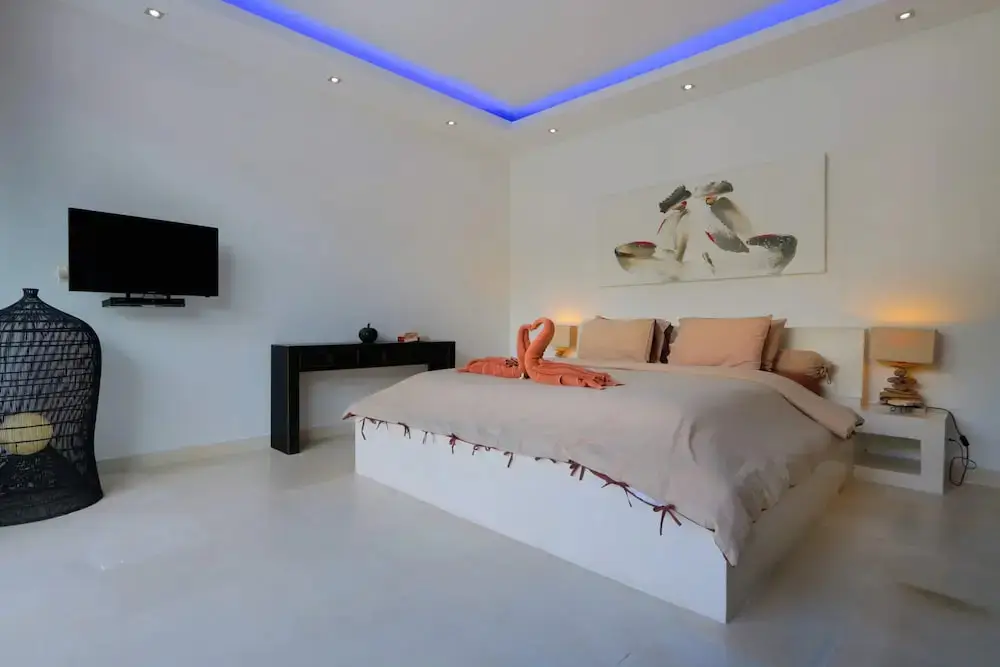 Кута: Elegant Private Villa, 3 BR, Seminyak With Staff