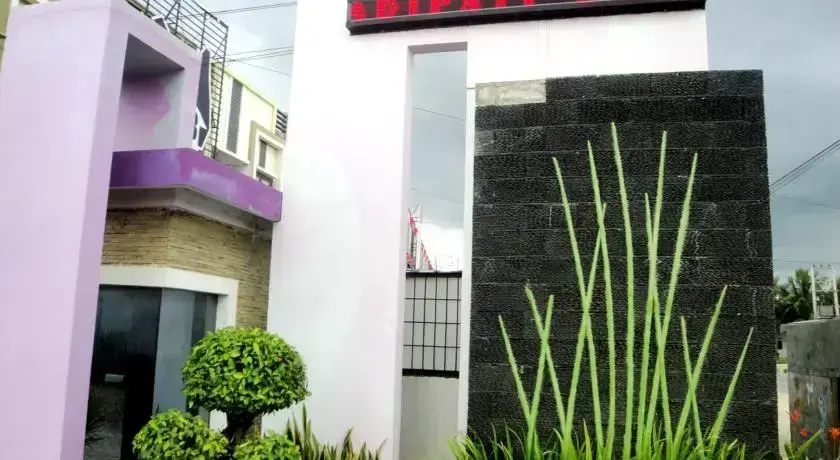 Кендари: Adipati Hotel