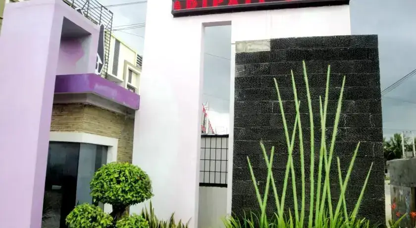 Кендари: Adipati Hotel
