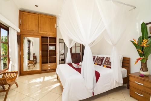 Умеаньяр: Villa Segara Indah and Tri Murti